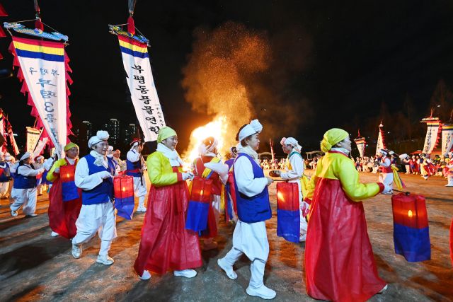 2026 정월대보름 in 부평에서 달집태우기를 하고 있다. 부평구청 제공