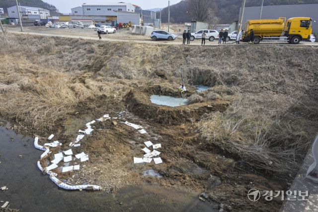 5일 오전 화성특례시 팔탄면 구장리 발안천 일원 기름 유출 사고 현장에서 관계자들이 방제 작업을 벌이고 있다. 화성시에 따르면 지난 4일 하천변에서 웅덩이 형태의 고인 물에서 기름 오염이 확인됐고 인근 고철상에서 철스크랩 절삭유가 유출된 것으로 보고 있다. 윤원규기자