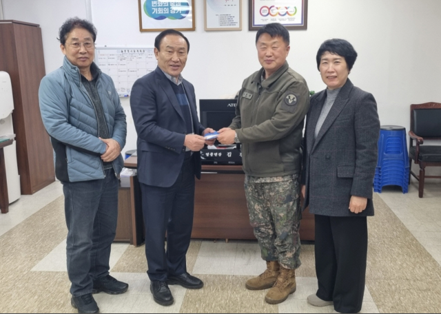 영중면 방위협의회가 영중·창수면대를 방문해 예비군 대원들에게 간식과 물품을 전달한 뒤 기념촬영을 하고 있다. 포천시 제공