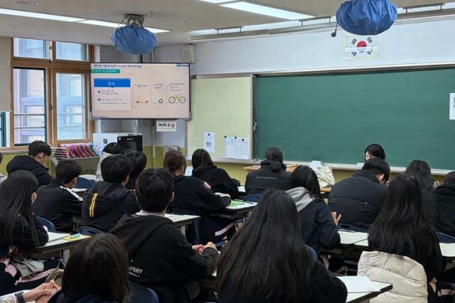 파주시가 지난 4일 두일중학교에서 ‘찾아가는 개인형 이동장치 교통안전교육’에 나섰다. 파주시 제공