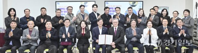 5일 안산시 경기해양안전체험관에서 열린 '대부도 관광 민관협의체 출범식'에서 이민근 안산시장, 양운영 안산시관광협의회 회장, 이승윤 경기평택항만공사 경기해양안전체험관 관장, 강명효 경기해양레저협회 회장 등이 기념촬영을 하고 있다. 홍기웅기자