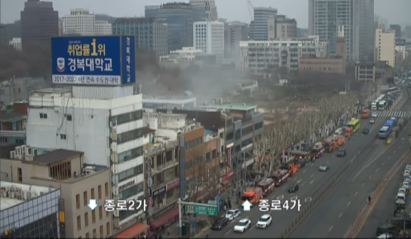 5일 오후 1시21분께 서울 종로구 봉익동 종로 귀금속거리 내 한 금은방 건물 2층에서 불이 나 소방 당국이 진화 중이다. 스마트서울뷰 캡처