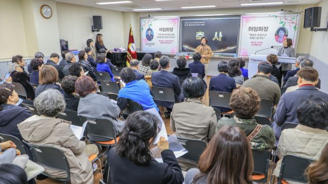 경기도여성단체협의회 과천시지회 회장 이취임식에서 신계용 과천시장 축사를 하고 있다. 과천시 제공