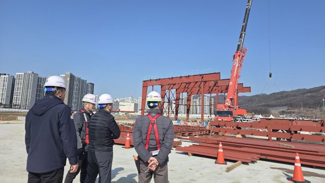 고용노동부 의정부지청이 신세계건설㈜ 트레이더스 신축현장에서 해빙기 안전위험 요인을 점검하고 있다. 노동부 의정부지청 제공