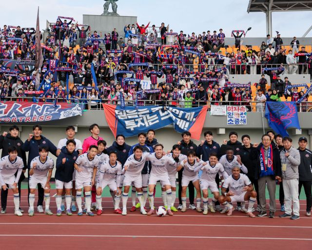 수원FC 선수단이 지난 1일 청주 종합경기장서 열린 하나은행 K리그2 2026 충북청주전서 4대1 완승을 거두고 기념촬영을 하고 있다. 수원FC 제공