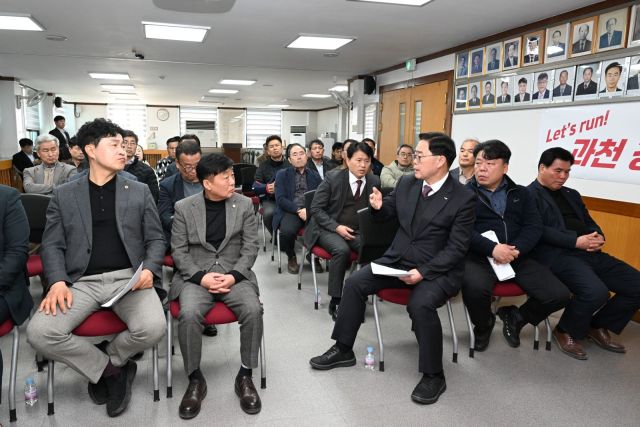 강수현 양주시장이 최근 양주시 광적면 행정복지센터에서 열린 주민설명회에서 윤창철 시의회 의장, 이영주 도의원 등과 대화하고 있다. 양주시 제공