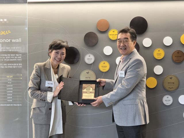 유경선 유진기업 회장(오른쪽)이 박은혜 부천아트센터 대표이사(왼쪽)에 기부금 5천만원을 전달하고 있다. 부천아트센터 제공