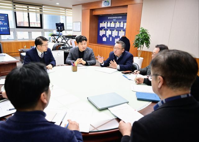 5일 경기도북부청사에서 열린 김대순 행정2부지사와 면담에서 정현호 양주시의원이 수도권 전철7호선 공사상황 등을 설명하고 있다. 수도권 전철 7호선 대책위원회 제공