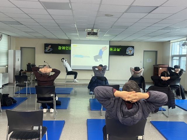 4일 인천 서구 보건소가 주민들을 대상으로 ‘뇌졸중 운동교실’을 연 모습. 서구 제공