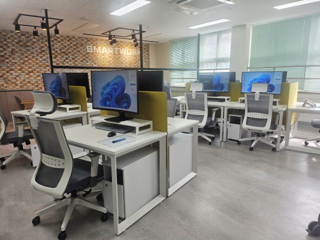 부천교육지원청(교육장 김태성)은 업무그룹 단위로 협업하며 일할 수 있는 ‘협업 스마트워크센터’를 개소하고 본격적인 운영에 들어갔다. 부천교육지원청 제공