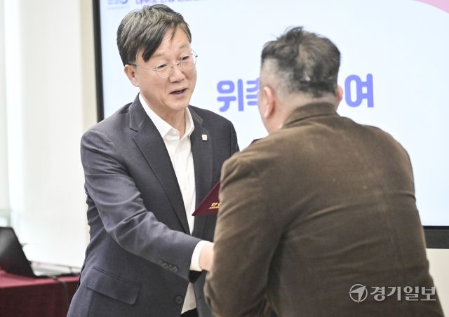 5일 안산시 경기해양안전체험관에서 열린 '대부도 관광 민관협의체 출범식'에서 이민근 안산시장이 협의체 위원 위촉장을 전달하고 있다. 홍기웅기자