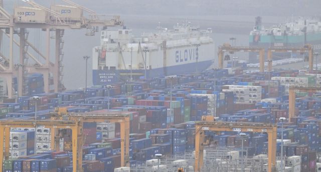 기사와 관련 없는 자료사진. 지난달 22일 황사가 덮쳐 뿌옇게 보이고 있는 평택항 컨테이너터미널과 자동차전용부두 모습. 경기일보DB