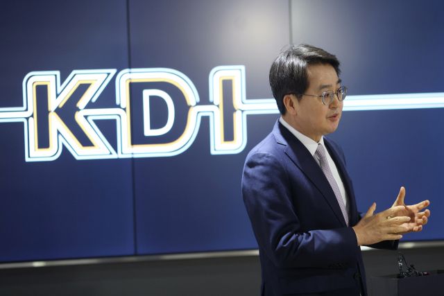 김동연 경기도지사가 5일 세종시 한국개발연구원에서 열린 재정사업평가 분과위원회 참석을 마친 후 내용을 설명하고 있다. 경기도 제공