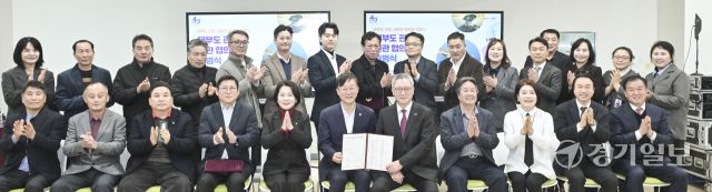 5일 안산시 경기해양안전체험관에서 열린 '대부도 관광 민관협의체 출범식'에서 이민근 안산시장, 양운영 안산시관광협의회 회장, 이승윤 경기평택항만공사 경기해양안전체험관 관장, 강명효 경기해양레저협회 회장 등이 기념촬영을 하고 있다. 홍기웅기자