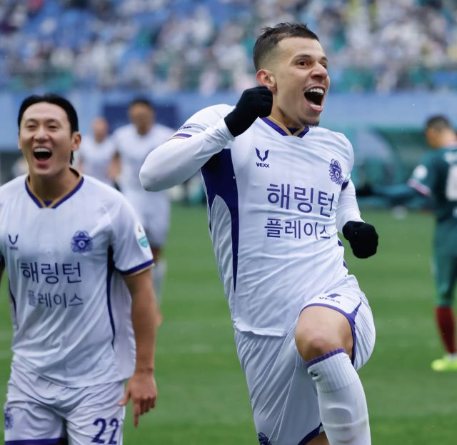 FC안양의 마테우스가 지난 2일 대전월드컵경기장서 열린 대전과 리그 개막전서 후반 17분 페널티킥 득점을 기록한 뒤 기뻐하고 있다. 안양 제공