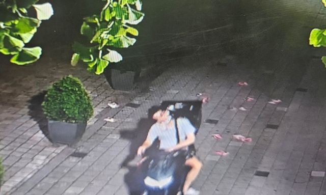 강남 한복판에 불법 전단지를 대량 살포한 일당. 서울경찰청 제공