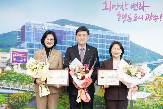 광주시의회 주임록 의원(맨 왼쪽)과 조예란 도시환경위원장(맨 오른쪽)이 지난 4일 시정 발전 유공 표창을 수상했다. 광주시 제공