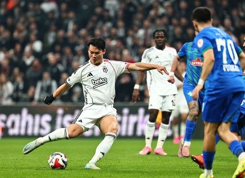 킥 하는 오현규. 베식타시 홈페이지 캡처