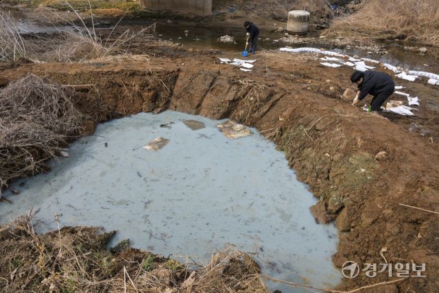 5일 오전 화성특례시 팔탄면 구장리 발안천 일원 기름 유출 사고 현장에서 환경과 관계자들이 방제 작업을 벌이고 있다. 화성시에 따르면 지난 4일 하천변에서 웅덩이 형태의 고인 물에서 기름 오염이 확인됐고 인근 고철상에서 철스크랩 절삭유가 유출된 것으로 보고 있다. 윤원규기자