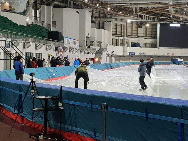 지난 2019년 2월 서울 태릉국제스케이트장에서 천장 누수가 발생하자 관계자들이 빙상 트랙에 비닐을 덮고 있다. 연합뉴스