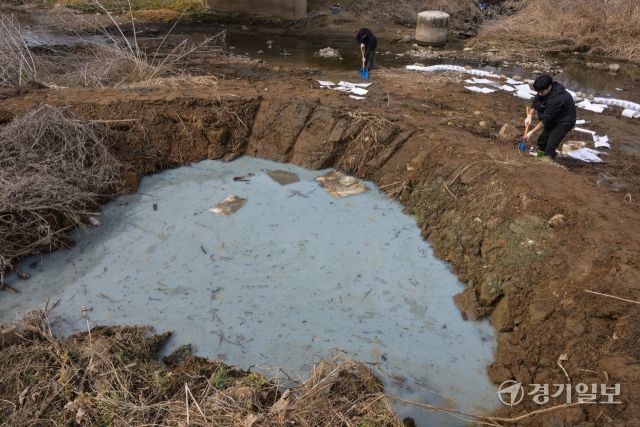 5일 오전 화성특례시 팔탄면 구장리 발안천 일원 기름 유출 사고 현장에서 환경과 관계자들이 방제 작업을 벌이고 있다. 화성시에 따르면 지난 4일 하천변에서 웅덩이 형태의 고인 물에서 기름 오염이 확인됐고 인근 고철상에서 철스크랩 절삭유가 유출된 것으로 보고 있다. 윤원규기자
