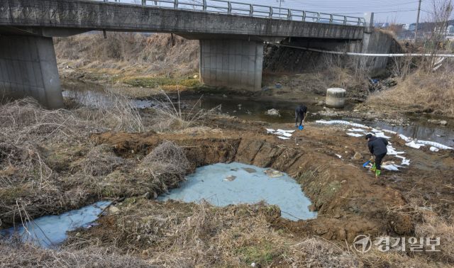 5일 오전 화성특례시 팔탄면 구장리 발안천 일원 기름 유출 사고 현장에서 환경과 관계자들이 방제 작업을 벌이고 있다. 화성시에 따르면 지난 4일 하천변에서 웅덩이 형태의 고인 물에서 기름 오염이 확인됐고 인근 고철상에서 철스크랩 절삭유가 유출된 것으로 보고 있다. 윤원규기자