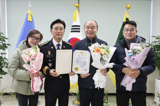 김신조 안양동안경찰서장과 순찰대원들이 감사장 전달 이후 기념촬영을 하고 있다. 안양동안경찰서 제공