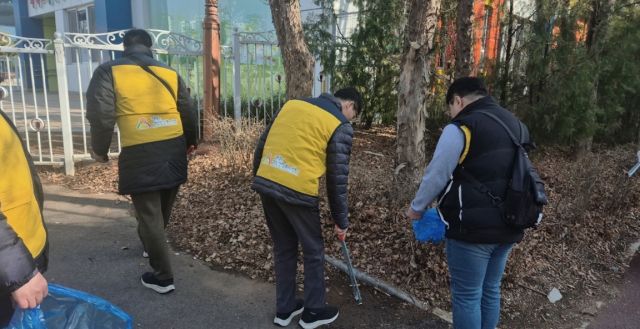 4일 평택시 비전동 동부공원 일대에서 열린 정신건강 인식개선 캠페인에서 정신재활 프로그램 참여자들이 공원 주변 쓰레기를 줍는 플로깅 활동을 하고 있다. 평택시 제공