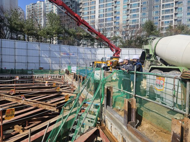 김인우 한국산업안전보건공단 경기광역본부장이 4일 경기도내 굴착공사 현장을 방문해 해빙기 취약시설에 대한 긴급 점검을 실시했다. 한국산업안전보건공단 경기광역본부 제공