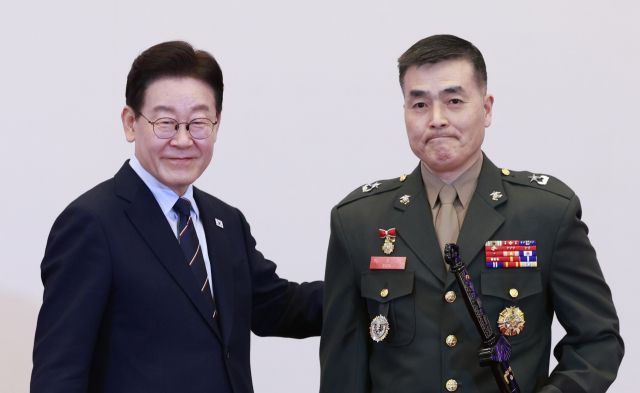이재명 대통령이 6일 청와대 영빈관에서 열린 2026년 준장 진급 장성 삼정검 수여식에서 박정훈 국방부 조사본부장에게 삼정검을 수여한 뒤 기념촬영을 하고 있다. 연합뉴스