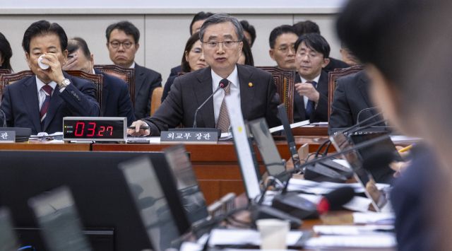 조현 외교부 장관이 6일 국회에서 열린 외교통일위원회 전체 회의에 출석해 중동 사태 관련 국민 신속 보호 관련 대책에 대해 설명하고 있다. 연합뉴스