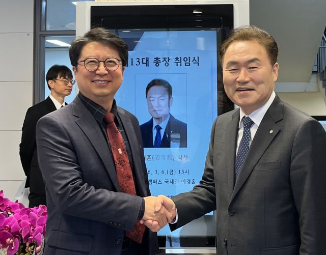 조영민 용인교육지원청 교육장이 한국외국어대학교 서울캠퍼스를 방문해 강기후 총장과 용인지역 연계학습의 장 확대를 위한 파트너십을 요청하고 기념촬영을 하고 있다. 용인교육지원청 제공