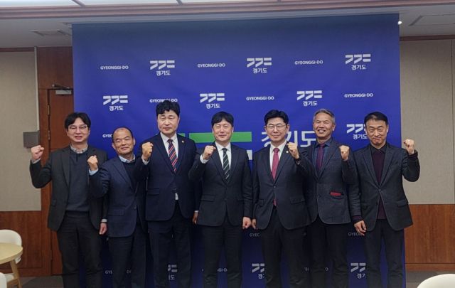 경기도, 양주시, 포천시 등이 6일 경기도 균형발전기획실장실에서 간담회를 열고 군사시설보호구역 고도제한 지역의 건폐율 완화방안을 협의하고 기념촬영을 하고 있다. (왼쪽부터)이상덕 양주시 도시과장, 정승남 양주시 도시주택국장, 이영주 도의원, 조정석 경기도 균형발전기획실장, 포천시 윤충식 도의원, 임승일 포천시 안전도시국장, 이진희 포천시 도시정책과장. 양주시 제공