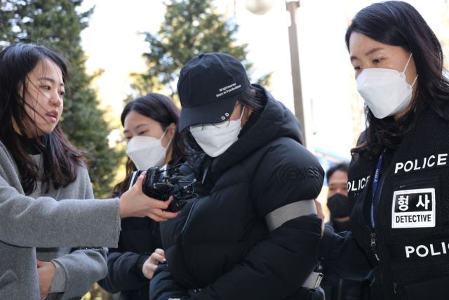 생후 20개월 된 딸을 방임해 숨지게 한 혐의를 받는 20대 친모가 7일 오후 구속 전 피의자 심문(영장실질심사)이 열리는 인천지법에 들어서고 있다. 연합뉴스