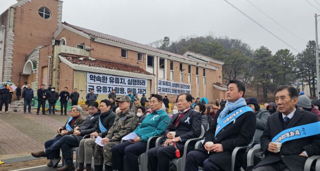 지난 6일 포천 이동면 노곡리에서 오폭 사고 1주년 ‘기억의 날’ 행사가 백영현 시장과 박윤국 전 시장, 장문식 노인회장 등이 챃석한 가운데 진행되고 있다. 손지영기자