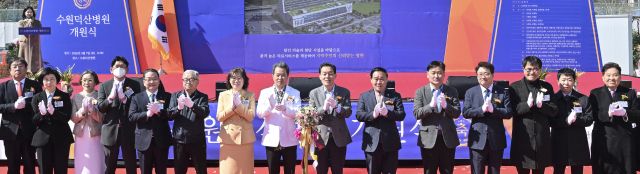 강병직 덕산의료재단 이사장(가운데), 신항철 경기일보 대표이사 회장(오른쪽) 등 7일 열린 수원덕산병원 개원식에 참석한 내빈들이 기념촬영을 하고 있다. 홍기웅기자