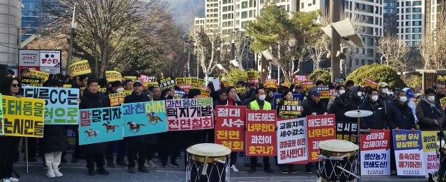 과천경마공원 이전 반대 비상대책위원회가 7일 오후 과천 중앙공원에서 2차 시민 총궐기대회를 열고, 정부의 일방적인 부동산 정책을 규탄하고 있다. 김형표기자