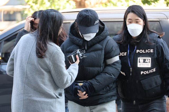 7일 인천지방법원. 20개월 딸을 방임해 숨지게 한 혐의를 받는 엄마 A씨가 구속심사에 출석하는 모습. 연합뉴스