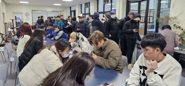 포천시 농업기술센터에서 포천보건소 감염병 예방팀이 조류인플루엔자(AI) 발생 농가에 투입될 작업자들을 대상으로 문진표 작성과 신분 확인을 진행하고 출입증을 교부하고 있다. 손지영기자