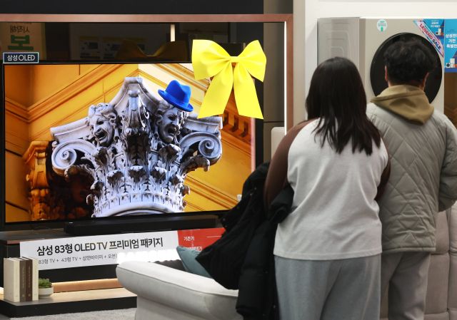 삼성전자가 2006년부터 20년 연속 글로벌 TV 시장 정상 자리를 지켰다. 사진은 이날 서울 시내 한 전자제품 판매점에 진열된 삼성전자 TV. 연합뉴스