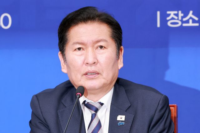 더불어민주당 정청래 대표가 지난 4일 국회에서 열린 중앙당 및 시·도당 공천관리위원장 연석회의에 참석해 발언하고 있다. 연합뉴스