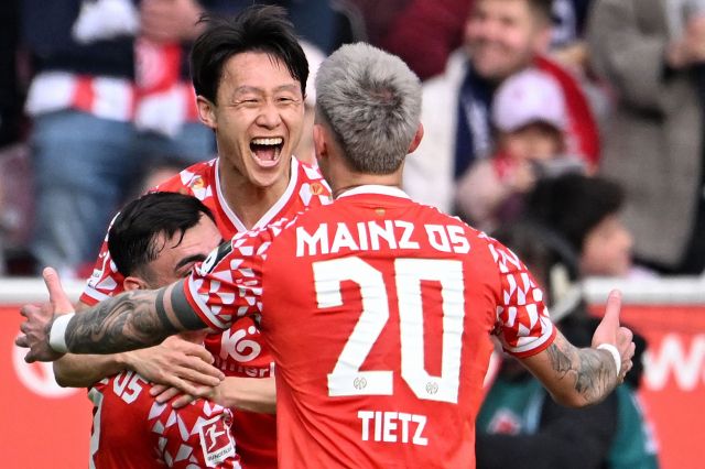 마인츠의 이재성이 선제골을 터뜨린 뒤 동료와 기뻐하고 있다. AFP=연합뉴스