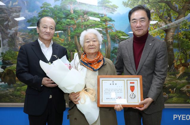 정장선 평택시장(오른쪽 세 번째)가 시청 대외협력실에서 이군자씨(85·가운데)에게 표창을 수여하고 있다. 평택시 제공
