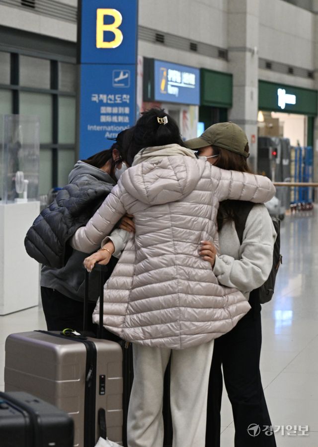 미국·이스라엘과 이란 간 무력 충동로 아랍에미리트(UAE)에 체류 중이던 국민들이 9일 정부가 마련한 첫 전세기를 타고 인천국제공항을 통해 귀국하며 가족들을 만나고 있다. 조병석기자