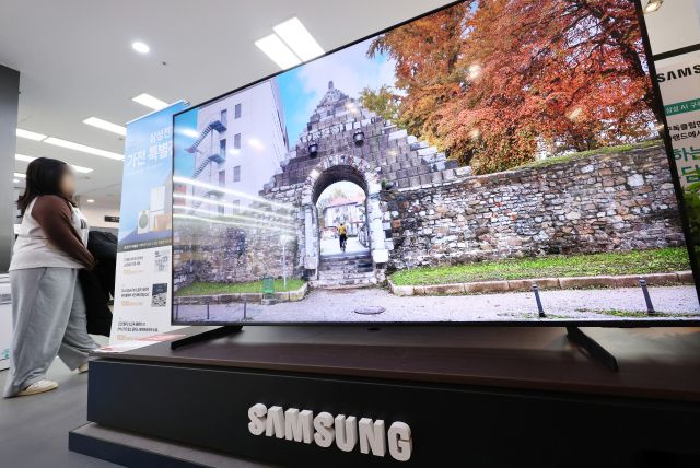 삼성전자가 2006년부터 20년 연속 글로벌 TV 시장 정상 자리를 지켰다. 사진은 이날 서울 시내 한 전자제품 판매점에 진열된 삼성전자 TV. 연합뉴스