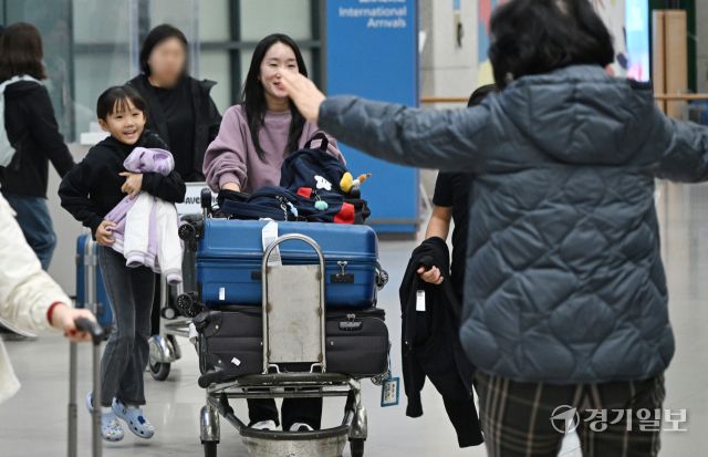 미국·이스라엘과 이란 간 무력 충동로 아랍에미리트(UAE)에 체류 중이던 국민들이 9일 정부가 마련한 첫 전세기를 타고 인천국제공항을 통해 귀국하며 가족들을 만나고 있다.