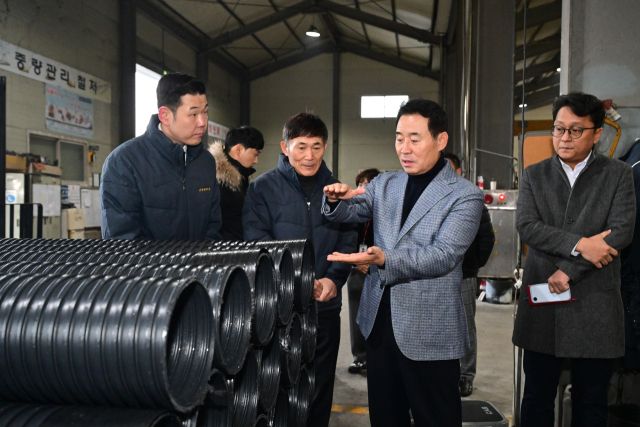 백영현 포천시장이 지역 중소기업을 방문해 생산시설을 둘러보며 기업 관계자들과 현장 의견을 나누고 있다. 포천시 제공