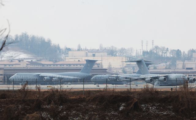 지난 6일 경기도 평택시 주한미공군 오산기지에 C-5와 C-17 등 대형 미군 수송기들이 대기하고 있다. 연합뉴스