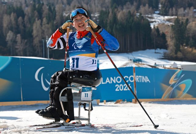 8일(현지시간) 이탈리아 테세로 크로스컨트리 스타디움에서 열린 2026 밀라노·코르티나 동계패럴림픽 파라바이애슬론 여자 스프린트 좌식 12.5㎞ 결선에서 금메달을 차지한 김윤지가 기뻐하고 있다. 연합뉴스