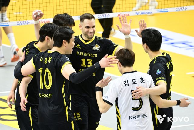 8일 의정부 경민대 체육관에서 진행된 진에어 2025-2026 V리그 남자부 의정부 KB손해보험과 부산 OK저축은행의 경기에서 KB손보 선수들이 승리 후 환호하고 있다. KOVO 제공